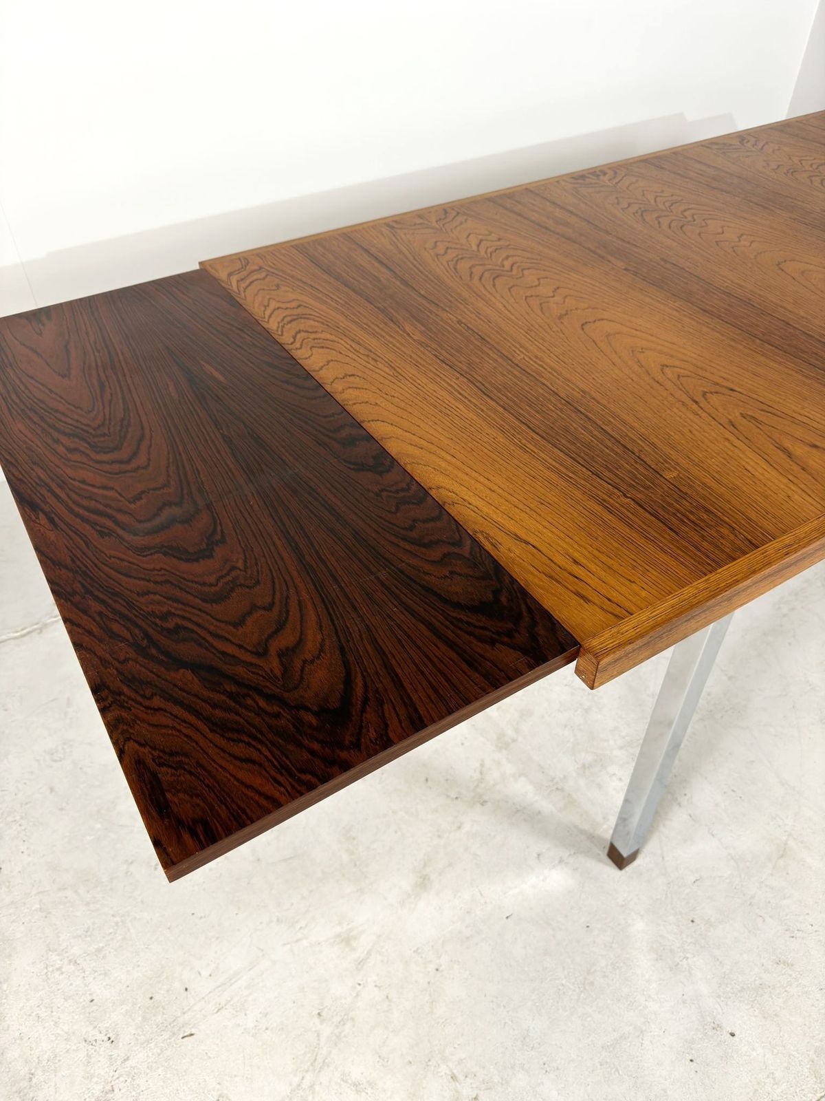 photo vinterior Uitschuifbare Vintage Teakhouten Eettafel Met Chromen Poten Van Alfred Hendrickx Voor Belform