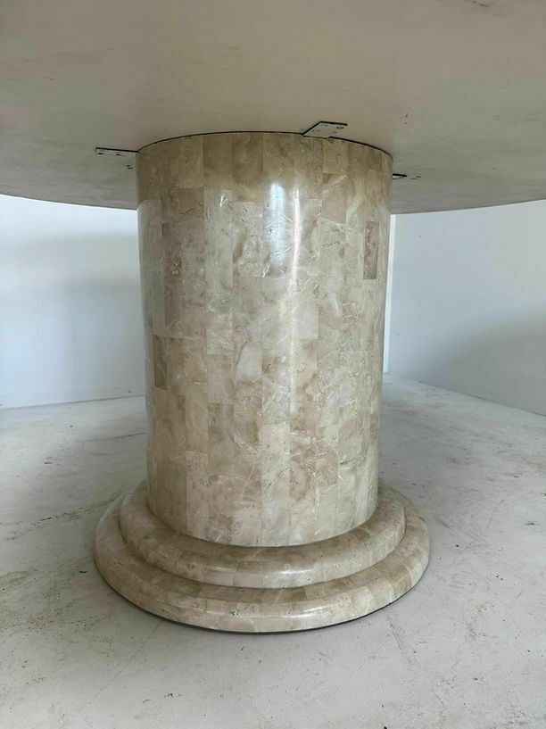 photo furniture Mid Century Ronde Eettafel Van Gemosaiekt Steen En Messing