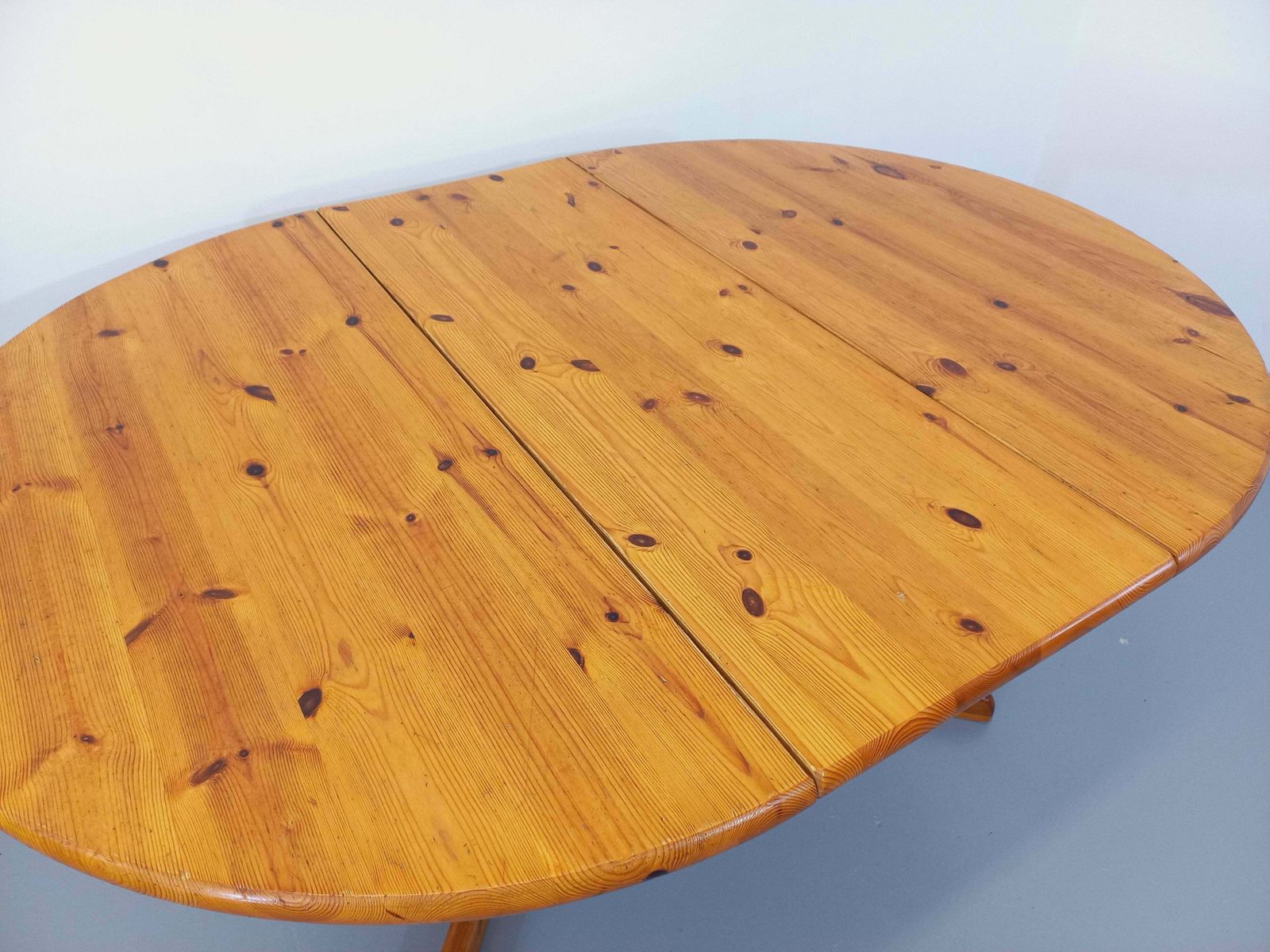 photo furniture Round Table And 4 Pine Chairs, 1960s