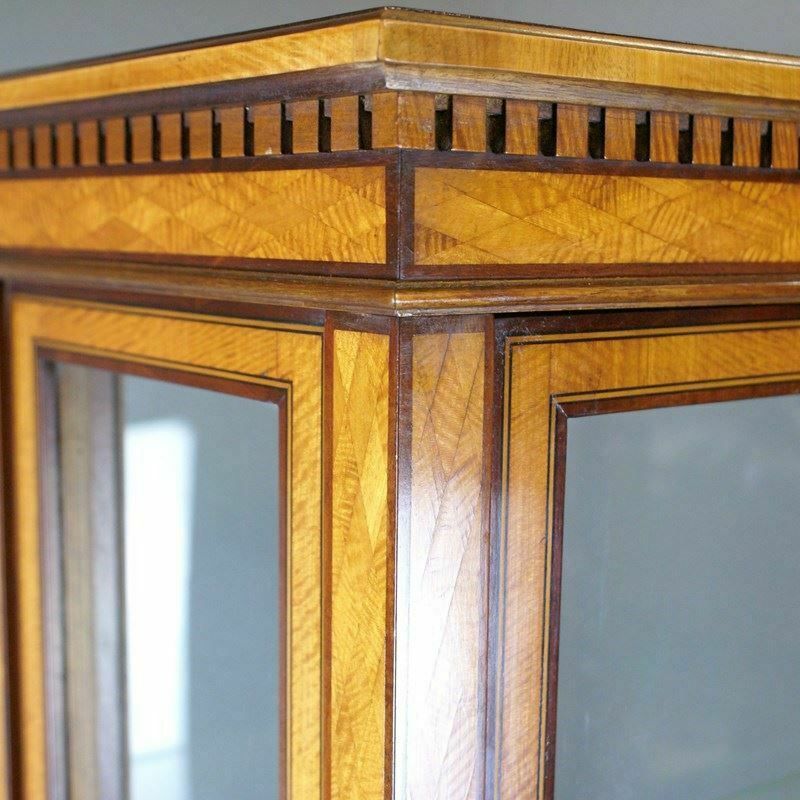 A Superb Satinwood Parquetry Display Cabinet photo vinterior