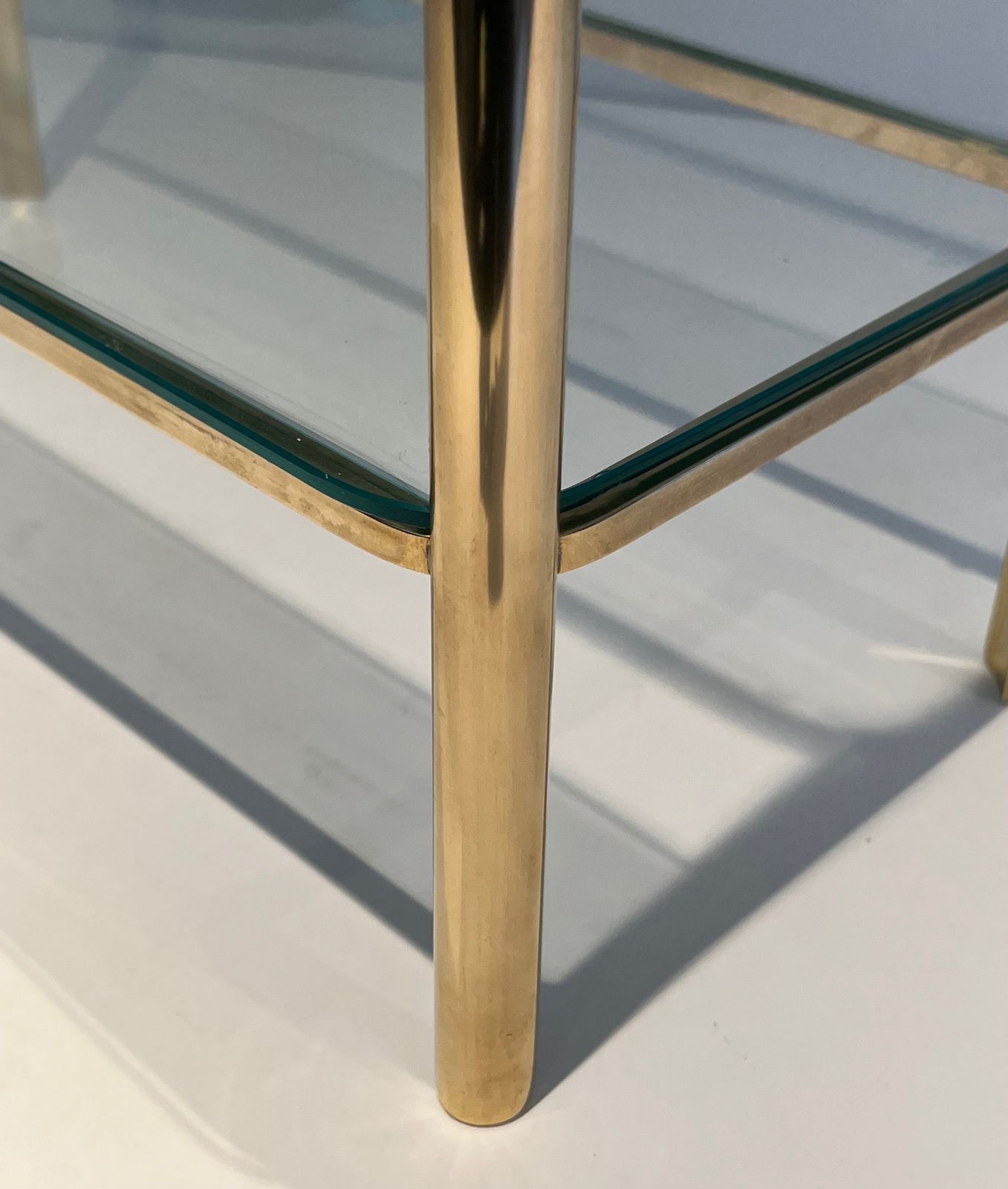 photo vintage Magazine Rack In Polished Bronze And Glass Signed Jacques Théophile Lepelletier And Stamped Broncz