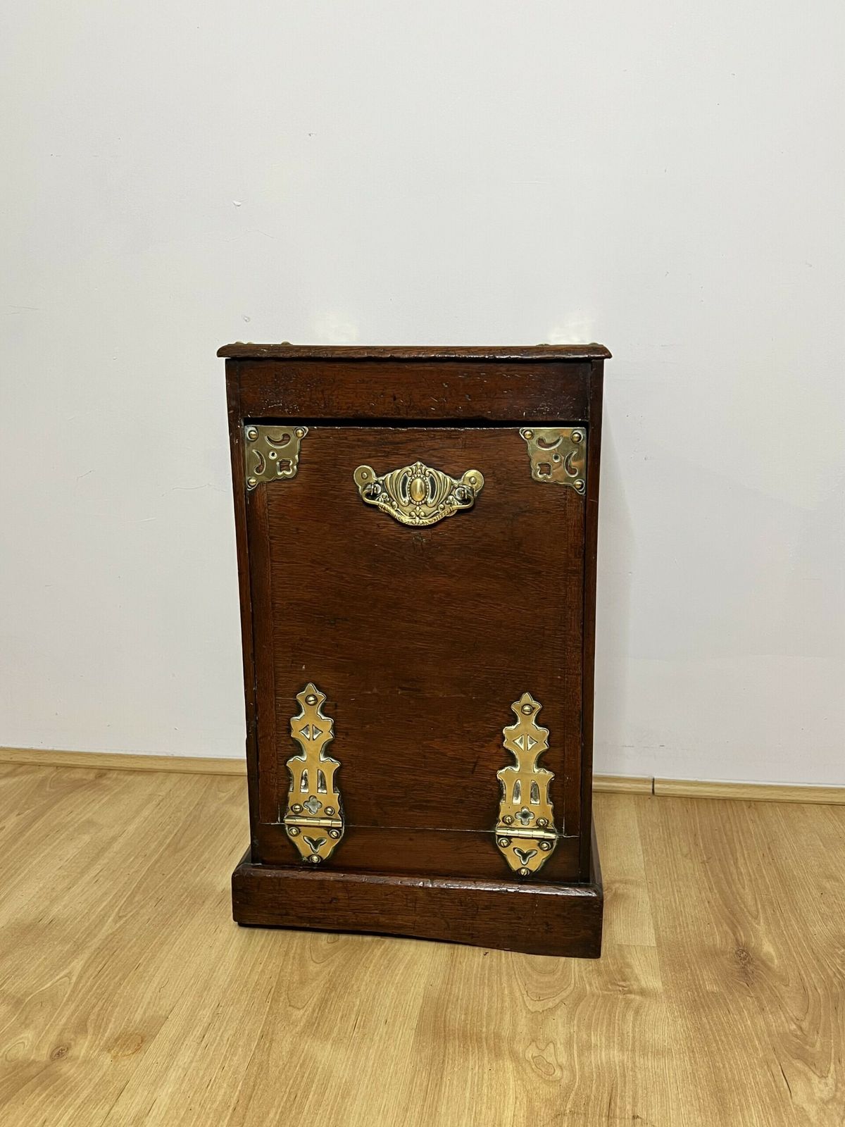 Quality Victorian Oak And Brass Coal Purdonium photo for sale