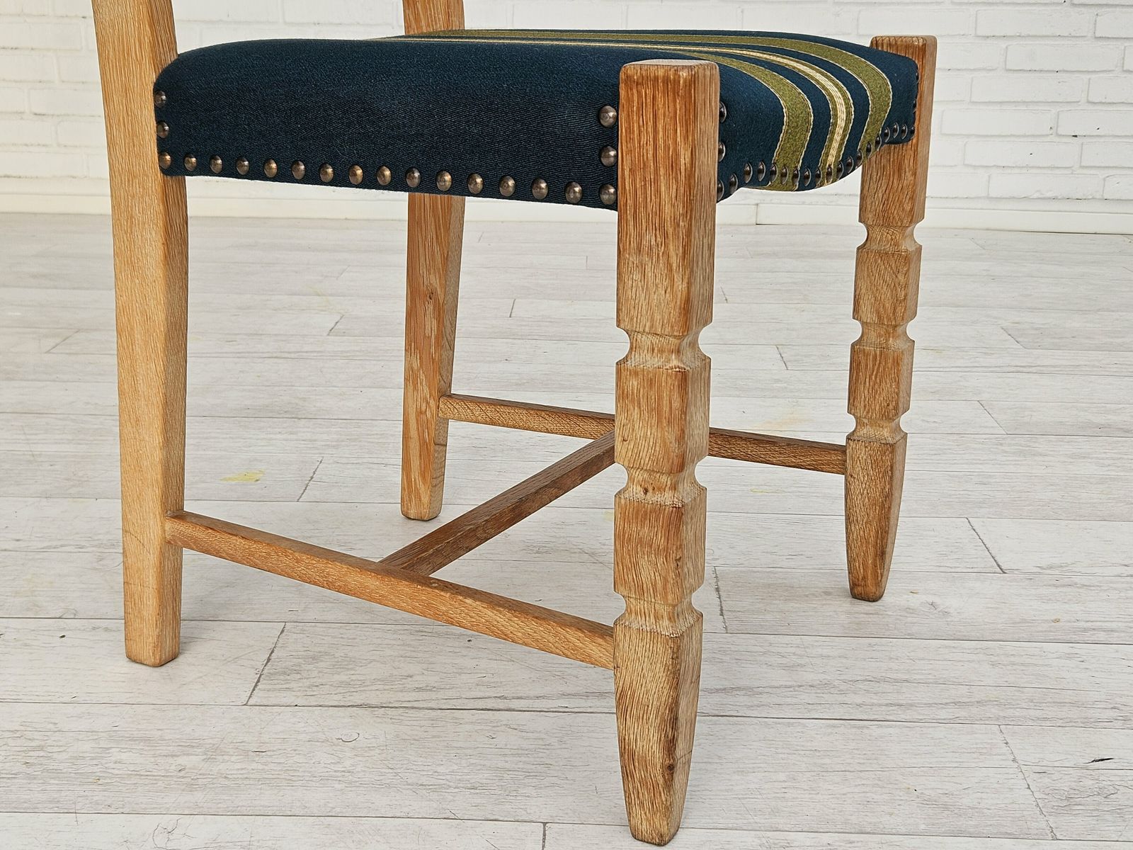 photo vintage Ca. Jaren 1970 – Set Van 6 Deense Eetkamerstoelen, Goede Staat, Wollen Meubelstof.