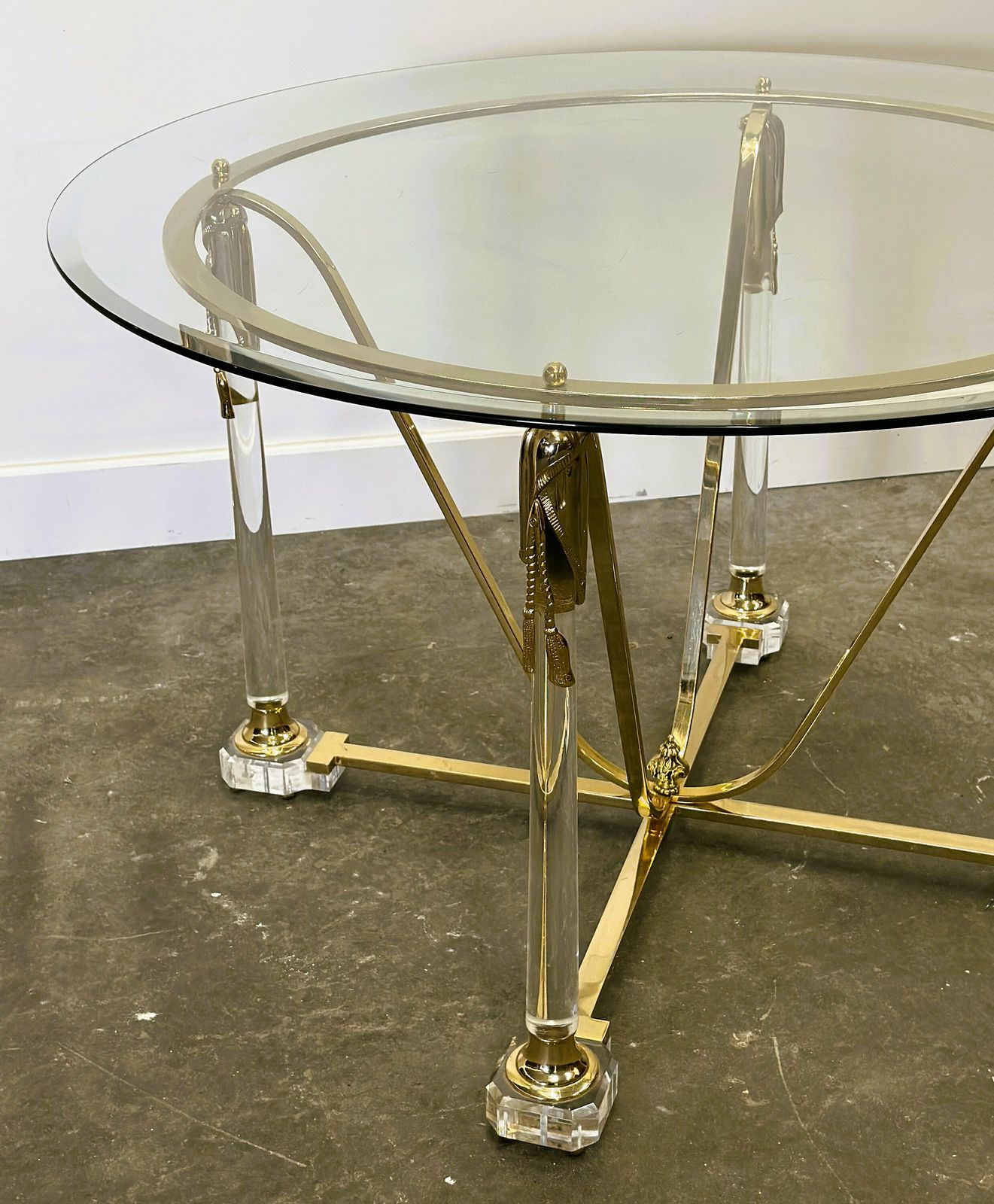 photo for sale Eettafel Van Messing En Lucite Met Geslepen Glazen Blad, Italië, Ca. Jaren 1980.