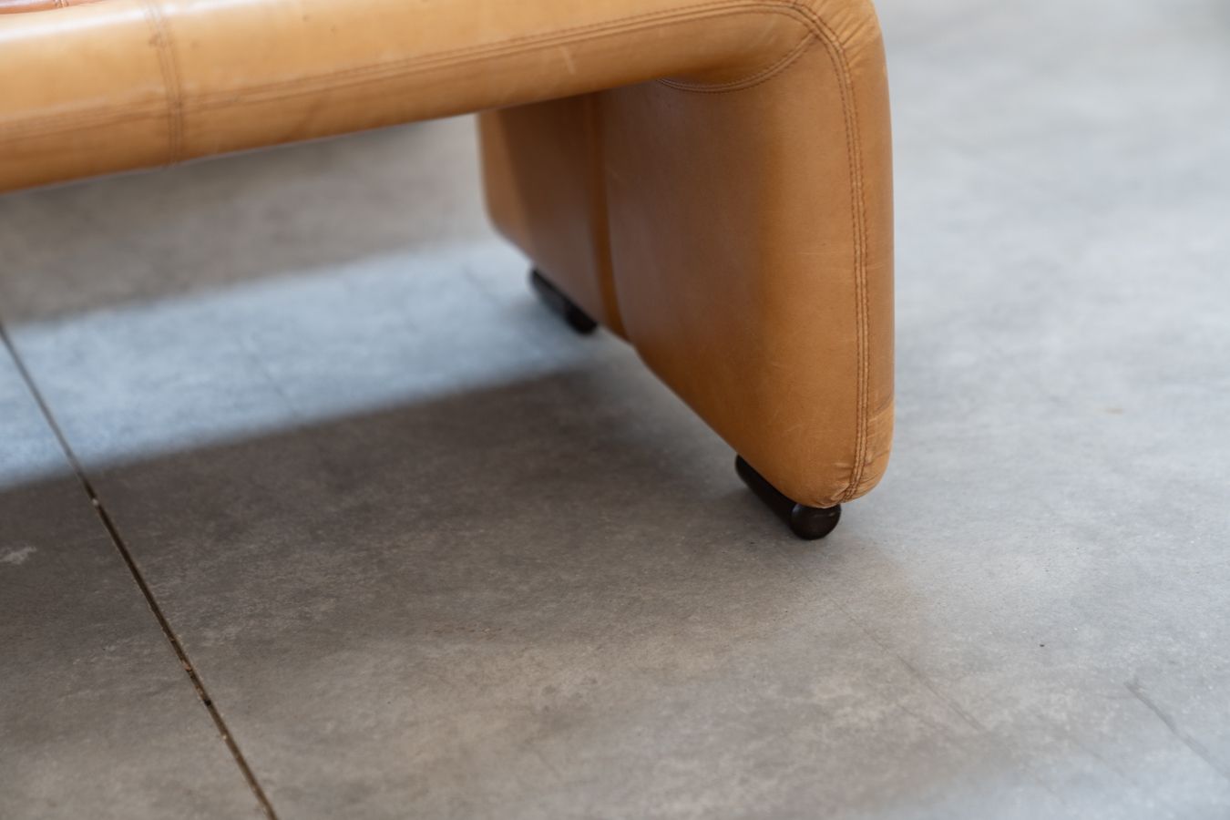 photo vinterior Pair Of Armchairs With Cognac Coloured Pouf Model "Coronado" By Afra & Tobia Scarpa For B&B Italia,70