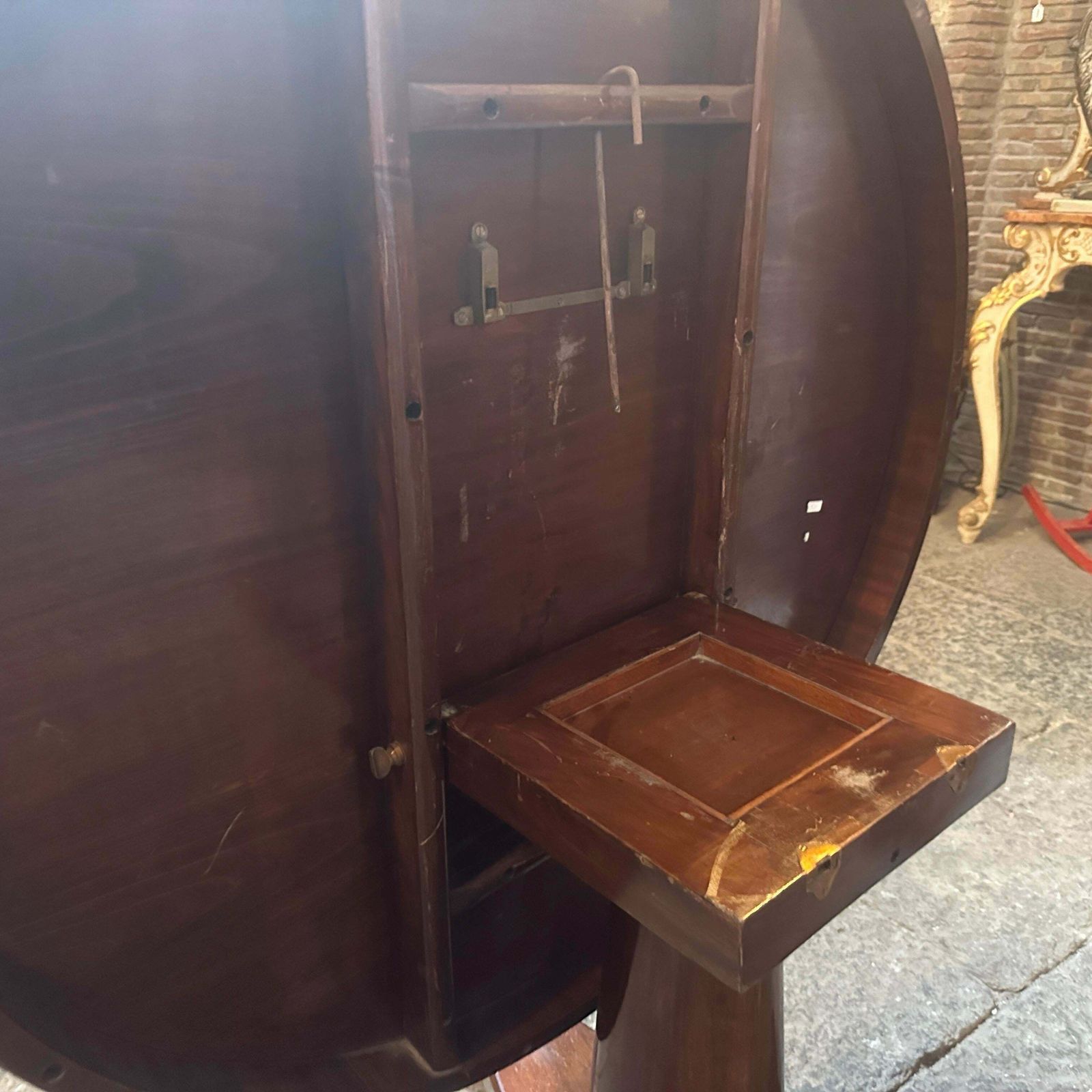 photo vintage 1840s Empire Veneered Mahogany Wood Sicilian Round Tilt Top Table