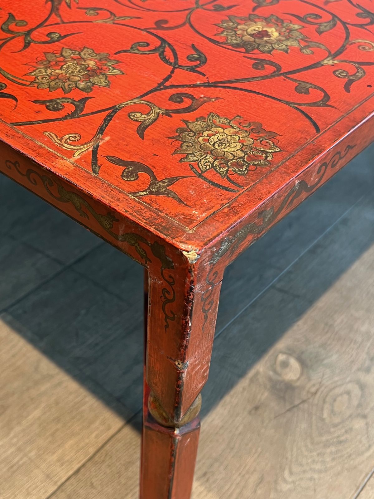 Large Red Lacquered Lacquered Table With Gold Chinese Decor photo vintage