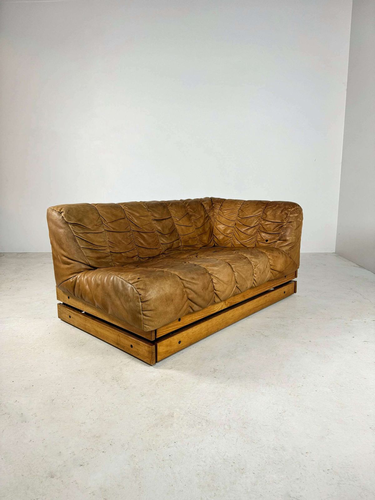 Mid Century Lounge Bank In Cognackleurig Leer En Eiken