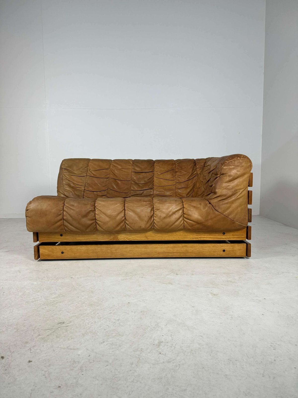 Mid Century Lounge Bank In Cognackleurig Leer En Eiken photo vinterior