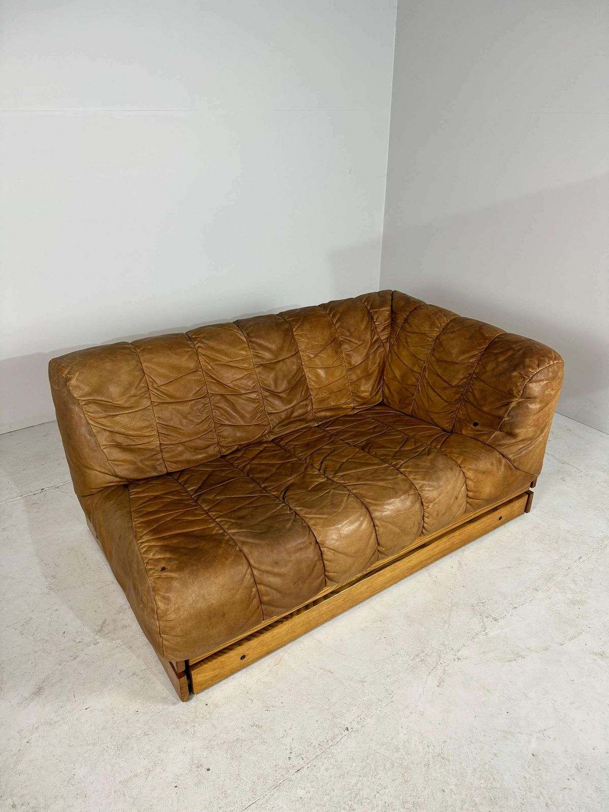 Mid Century Lounge Bank In Cognackleurig Leer En Eiken photo vintage