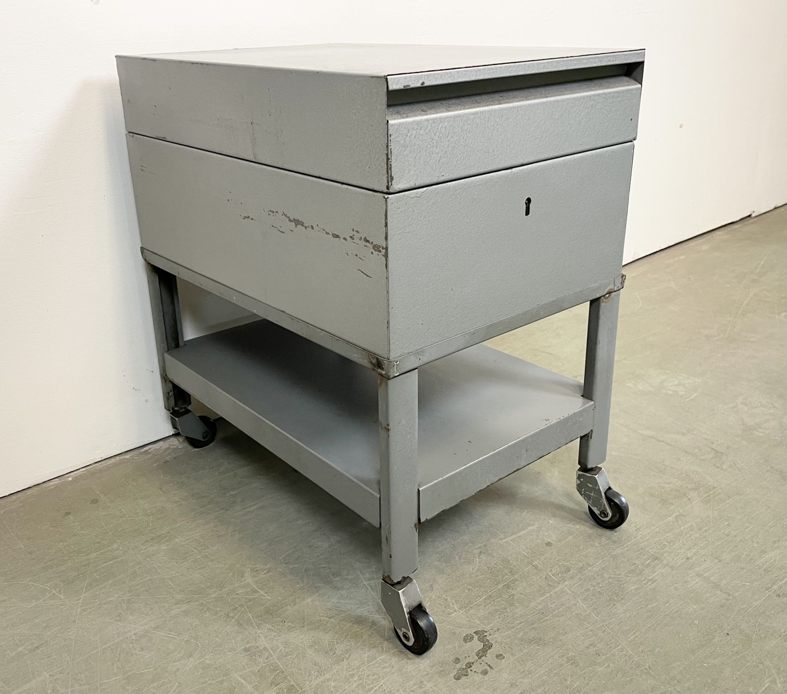 Grey Industrial Trolley , 1960s photo vinterior