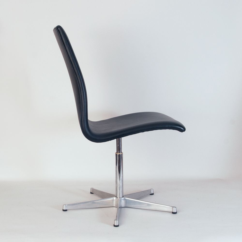 Arne Jacobsen ‘Oxford Chair’ photo for sale