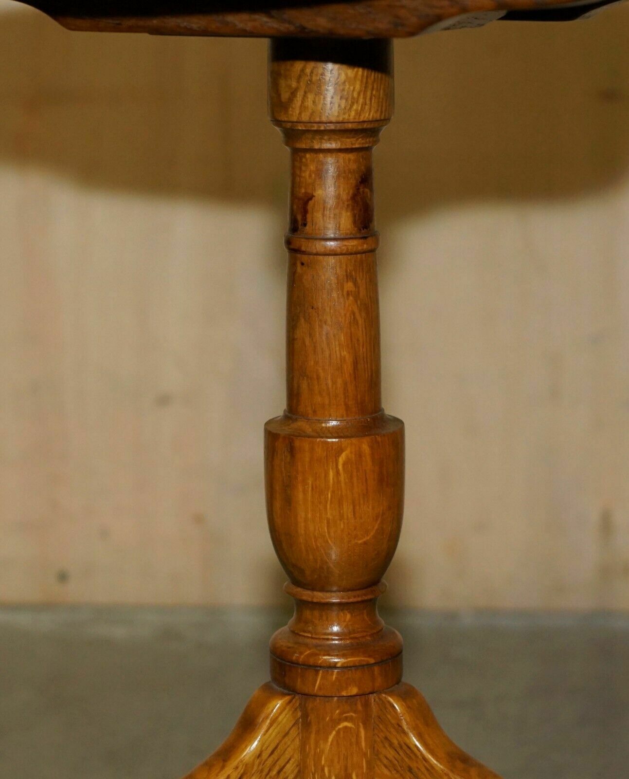 photo vinterior Exquisite Cira 1840 Antique Tiger Oak Cut Side End Lamp Tilt Top Tripod Table