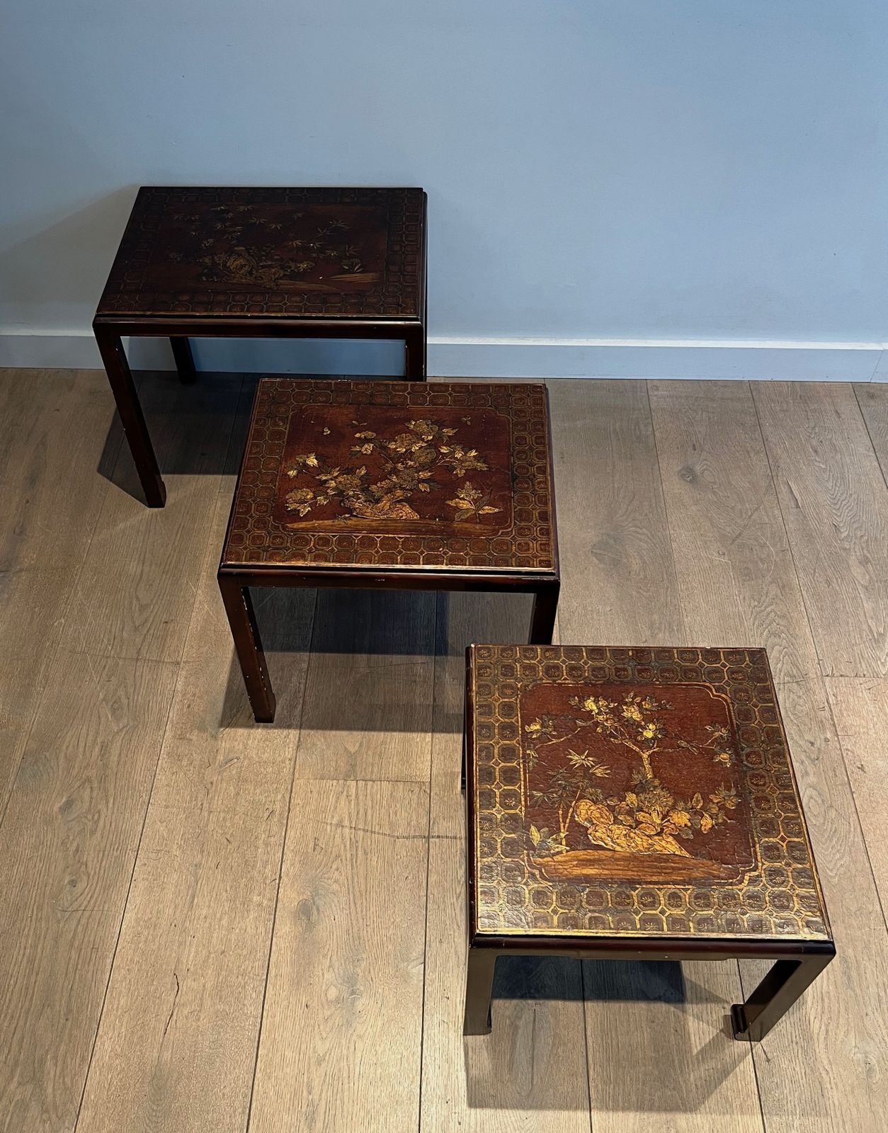 Suite Of Three Lacquered Nesting Tables With Chinese Decors. Around 1940 photo vinterior