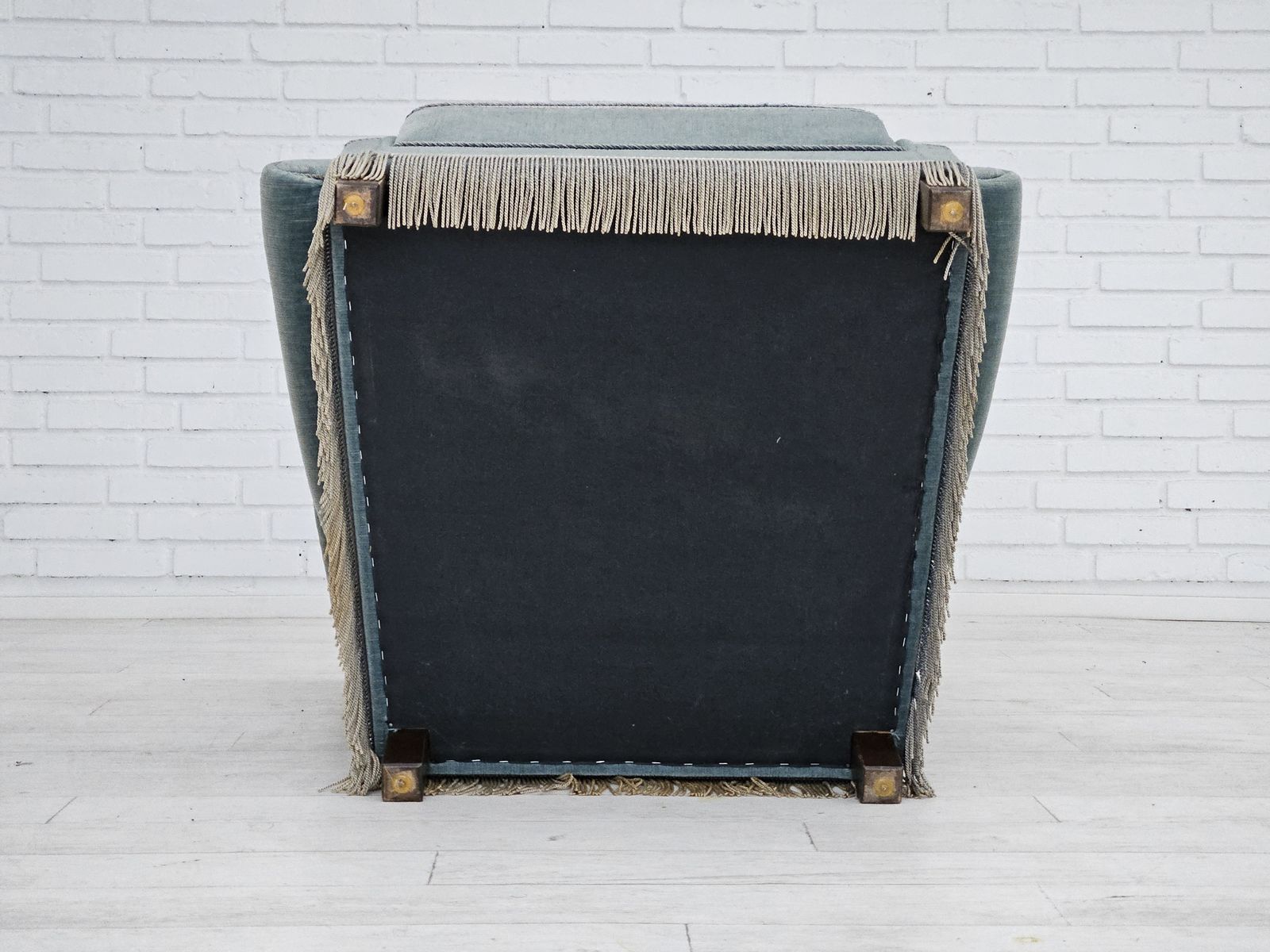 photo vintage 1960s, Danish Wingback Armchair, Light Blue Velour, Original Good Condition.