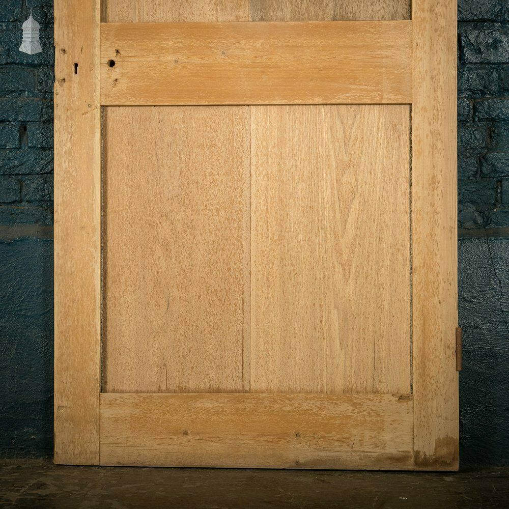photo vinterior Pine Paneled Door, 2 Panel Shaker Style