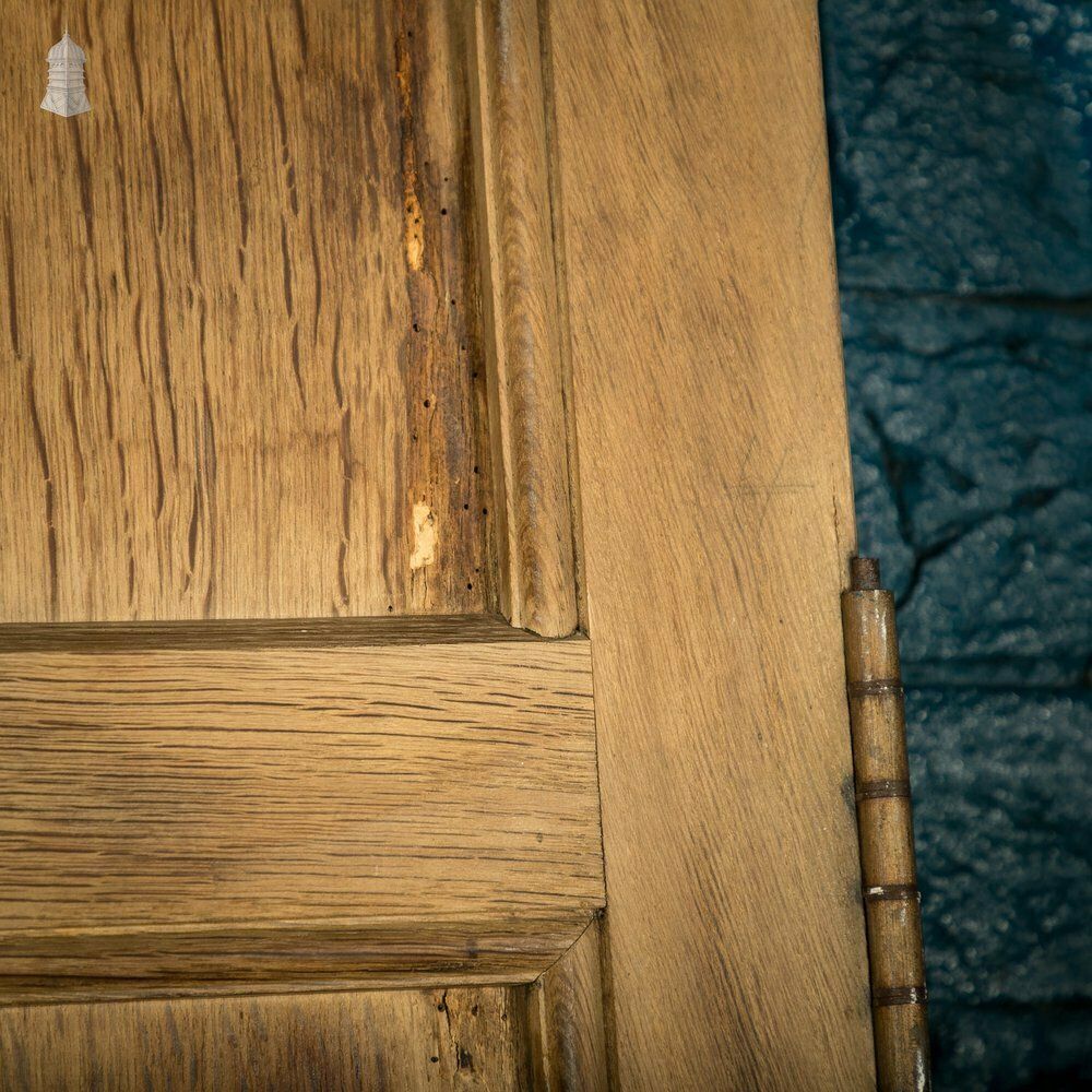 photo vinterior Solid Oak Framed Door, Veneered Panels With Visible Deterioration