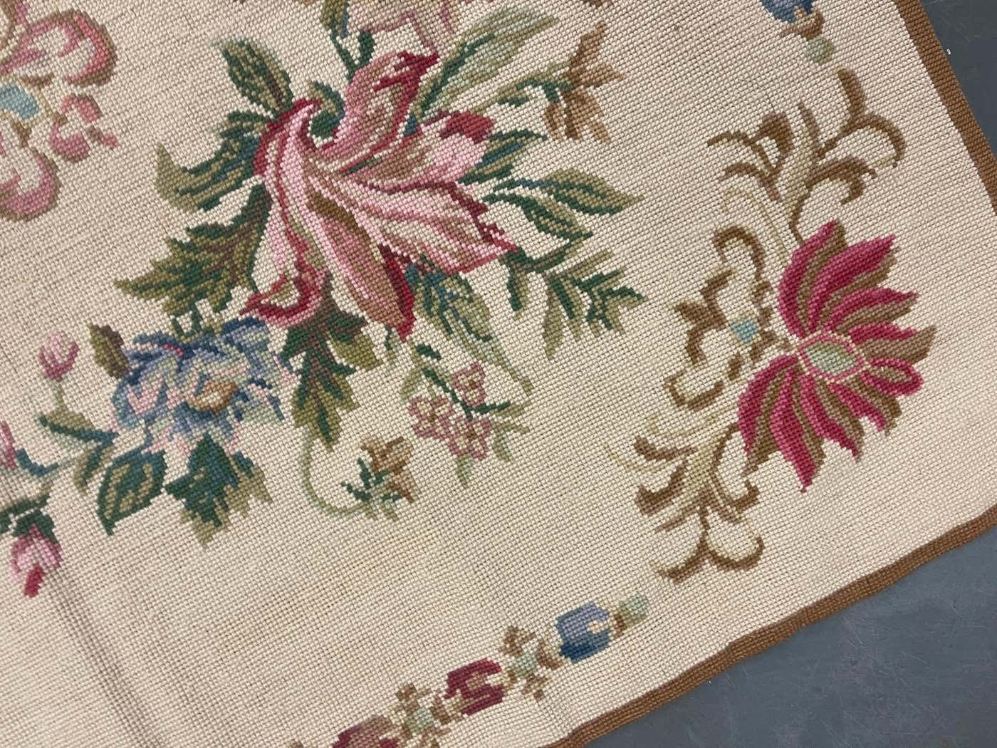 Traditional Beige Carpet Repeat Bunch Of Flowers Rug Needlepoint Livingroom Rug photo furniture