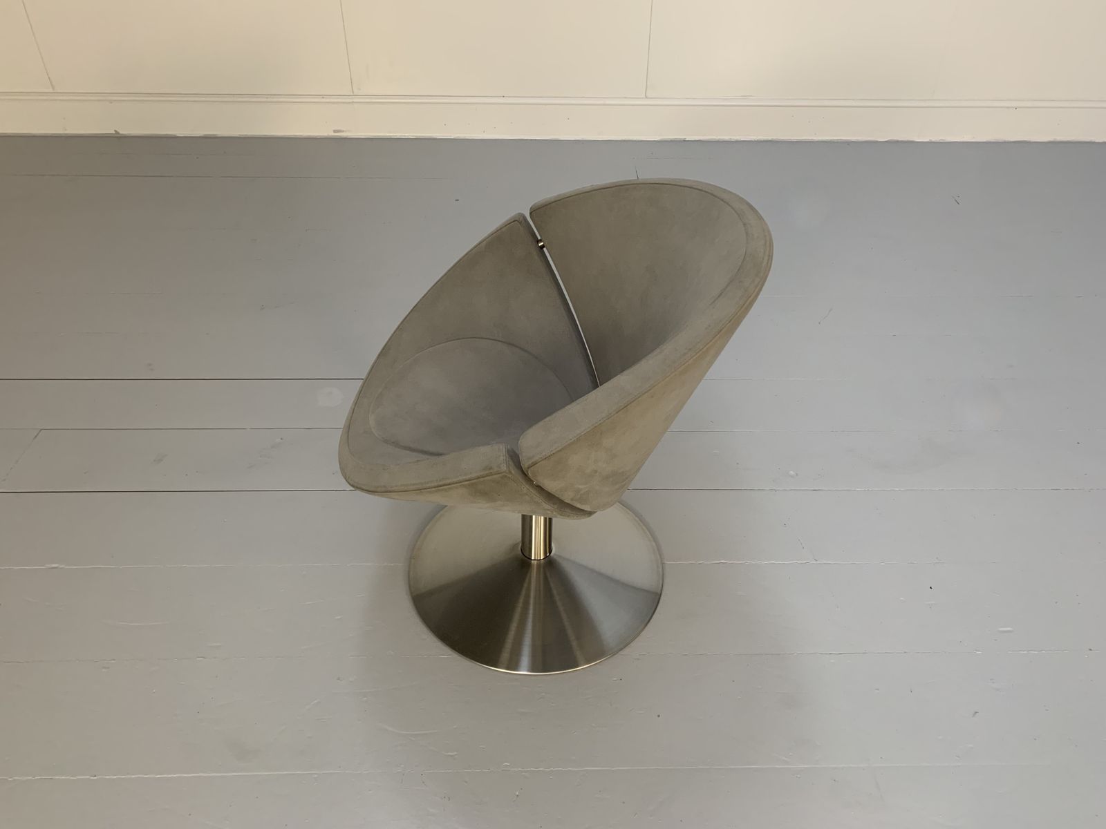 photo furniture Pair Of Erik Jorgensen “Apollo” Ej 96 Chairs – In Mid Grey Alcantara