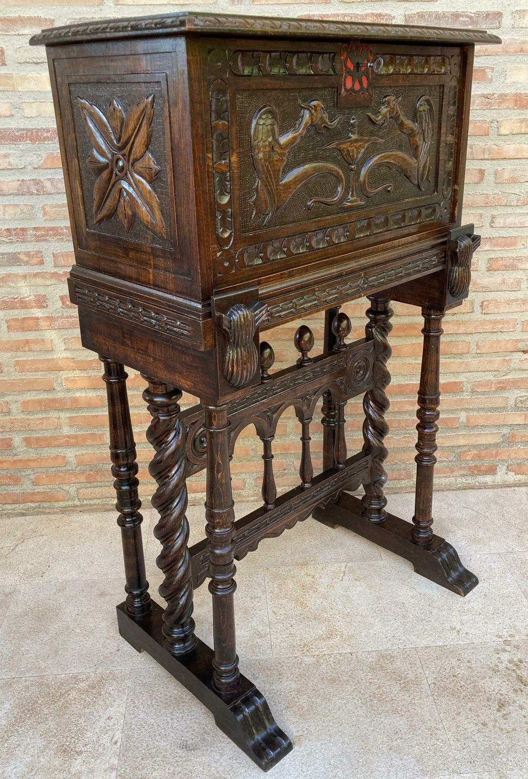 Cabinet bar espagnol Renaissance d'époque en chêne, 1890 photo Mobilier