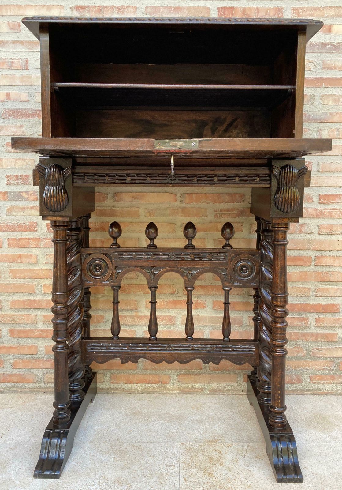 5063.0 Cabinet bar espagnol Renaissance d'époque en chêne, 1890 photo