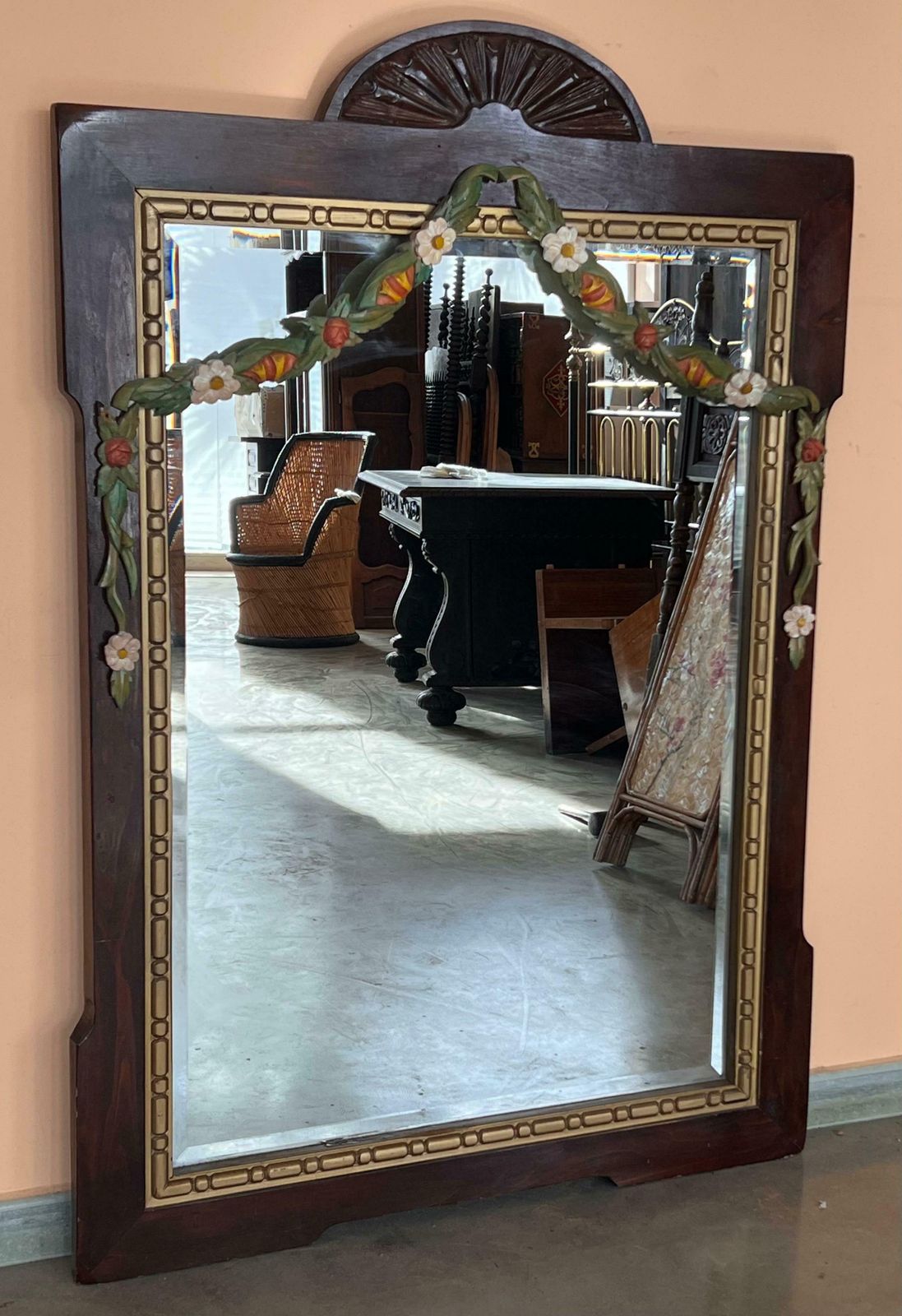 Miroir mural français en bois du début du XXe siècle, guirlande de fleurs peinte photo furniture
