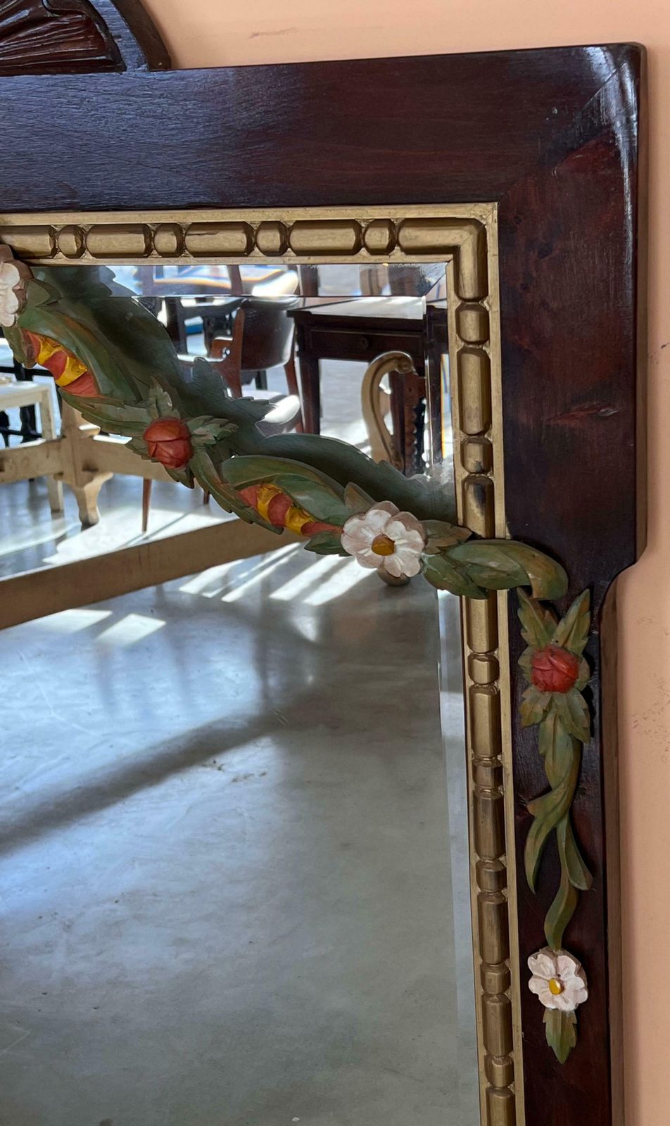 Miroir mural français en bois du début du XXe siècle, guirlande de fleurs peinte photo Décoration