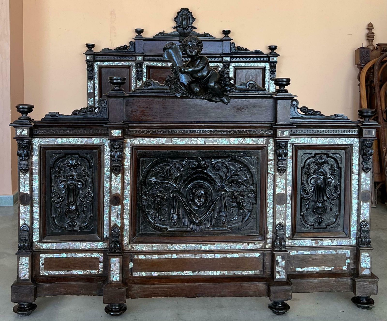 Lit français Napoléon III en bois ébénisé noir sculpté aux chérubins photo 18587.0