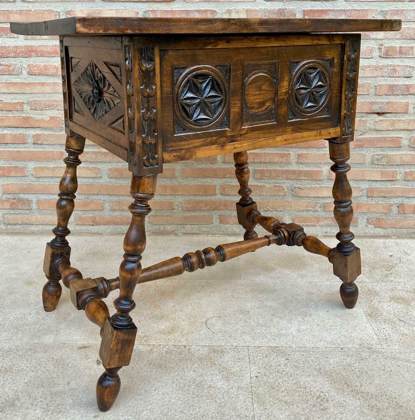 Table d'appoint baroque espagnole d'époque en noyer, structure sculptée, années 1890 photo furniture