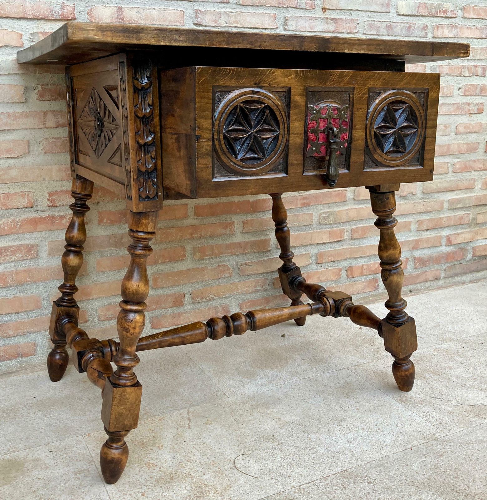 Table d'appoint baroque espagnole d'époque en noyer, structure sculptée, années 1890 photo Mobilier
