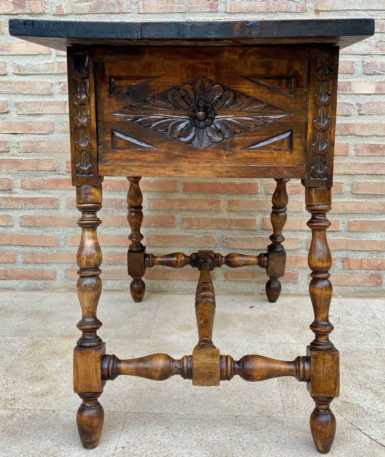 Table d'appoint baroque espagnole d'époque en noyer, structure sculptée, années 1890 photo vinterior
