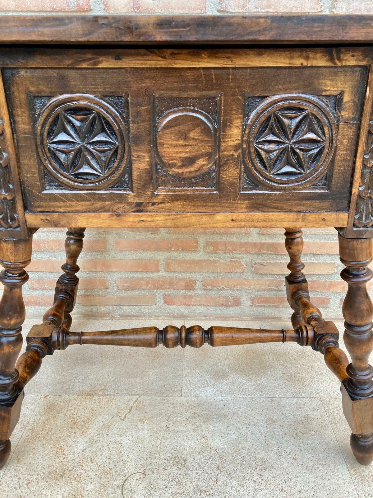 Table d'appoint baroque espagnole d'époque en noyer, structure sculptée, années 1890 photo buy