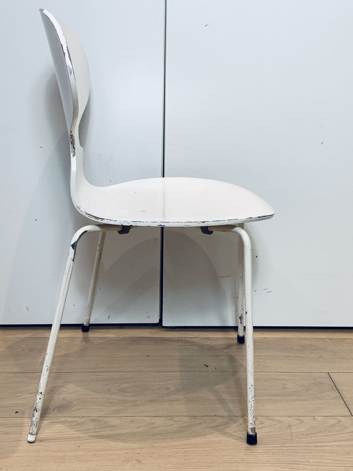6 Arne Jacobsen (Fritz Hansen) White Ant Chairs W 4 Legs From 1986 photo furniture
