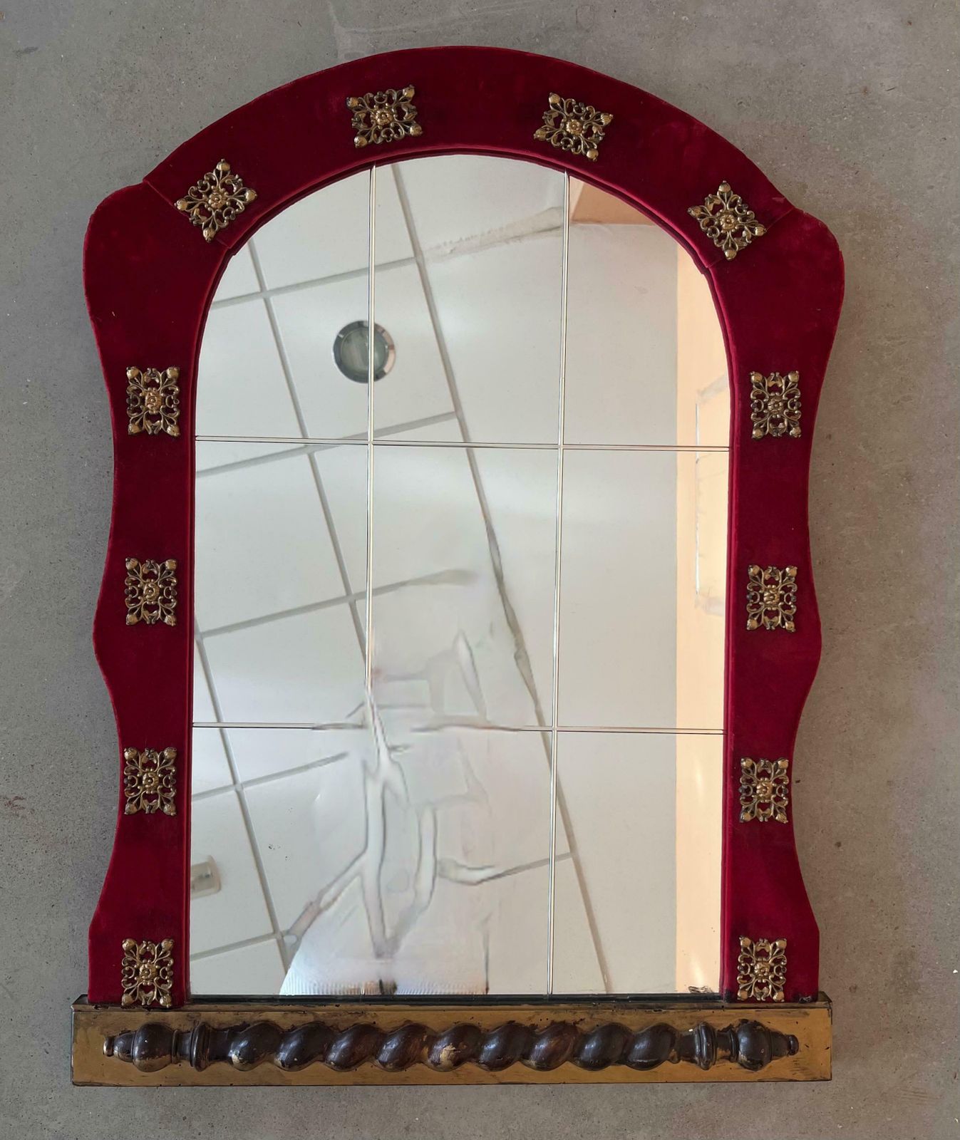 Miroir mural néoclassique espagnol, cadre en velours rouge d'époque avec bronze photo furniture