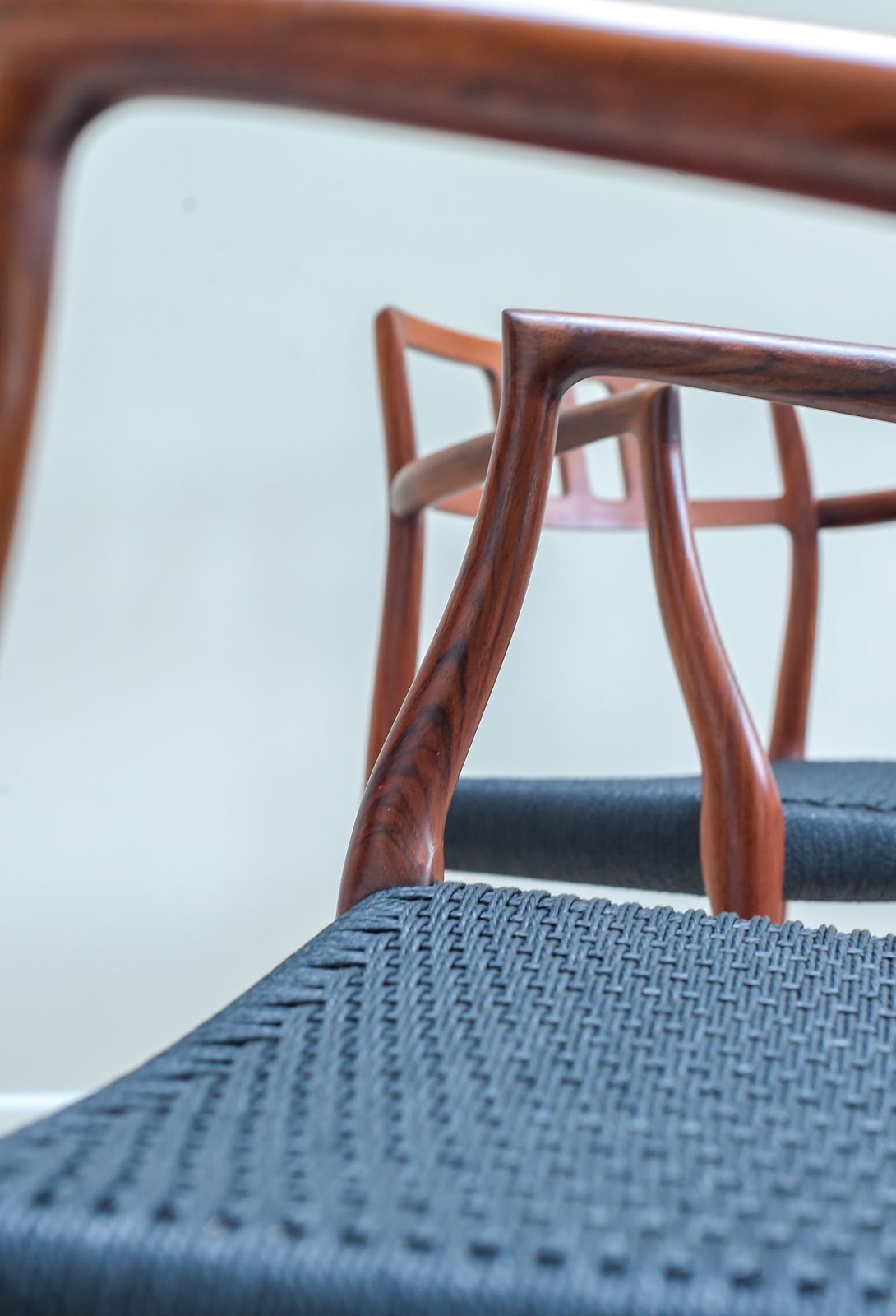 photo vintage A Scarce Pair Of Niels Møller Model 64 Rosewood Carver Chairs For J L Moller, Denmark.