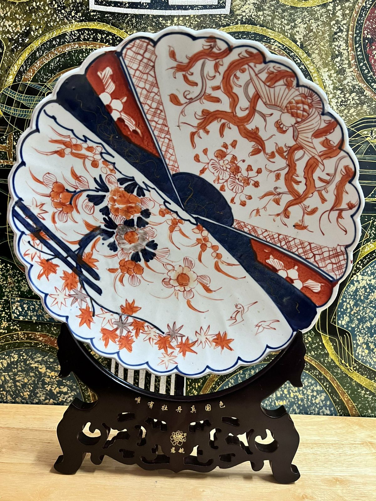 Antique Japanese Quality Imari Charger / Plate Having Scalloped Shaped Edge With Wonderful Hand Painted Flowers, Leaves And Flowers In Red,
