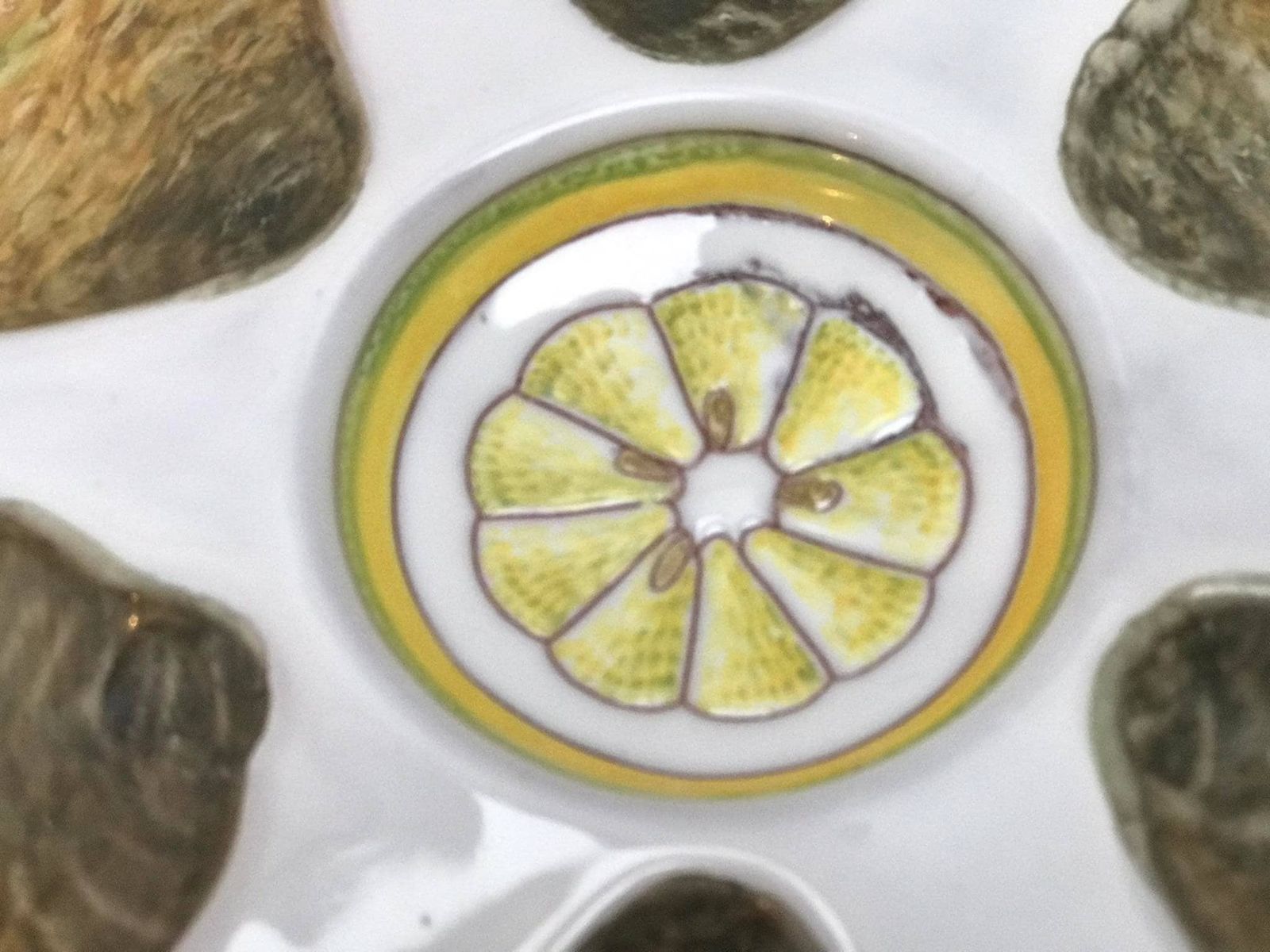 Majolica Oesterschotel – Italiaans Majolica In Geel, Wit En Groen | Verzamelstuk | Geglazuurd En Handgeschilderd photo furniture