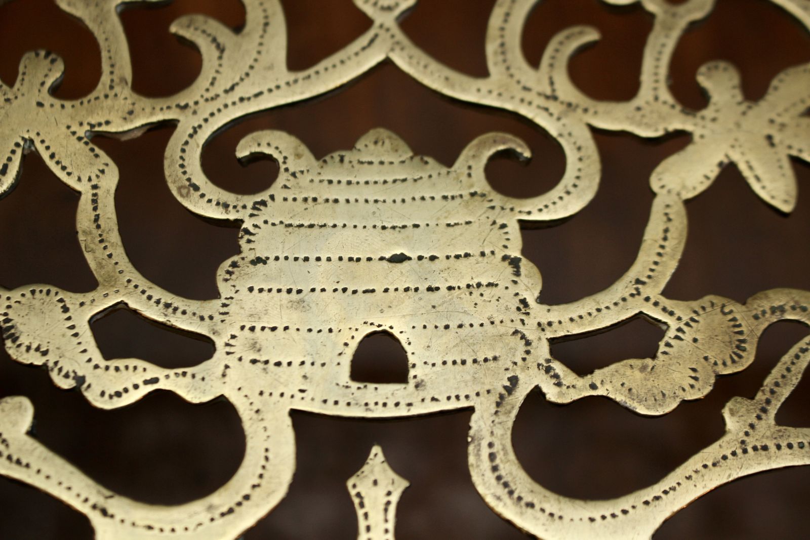 A Good Quality C19th Brass Pierced Trivet, Beehive Design / Beekeeper, Farmhouse photo vinterior