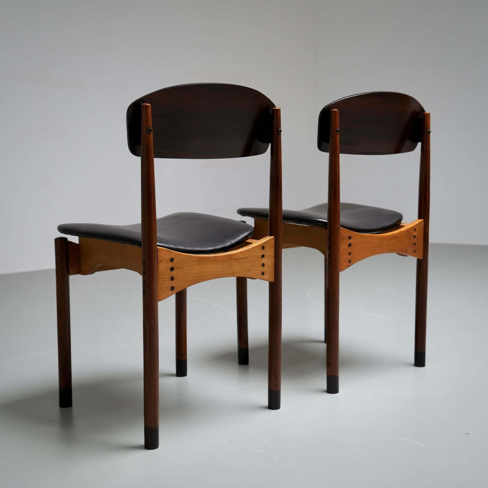 Set Van 2 Eetkamerstoelen In Teak, Mahonie En Imitatieleer, Italië, Jaren 1960 photo for sale