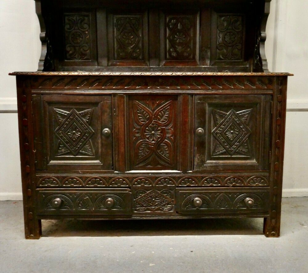 photo furniture 18th Century Carved Oak Dresser With Kings