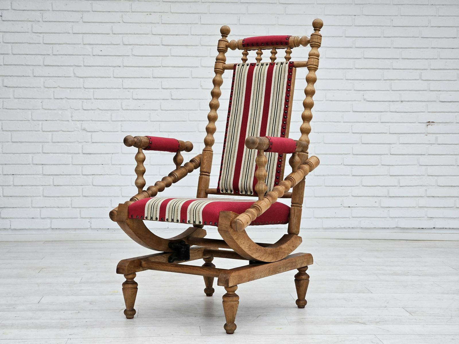 photo furniture Jaren 1970, Deense Schommelstoel Met Hoge Rugleuning, Eikenhout, Meubelwol, Ongerestaureerde Staat.