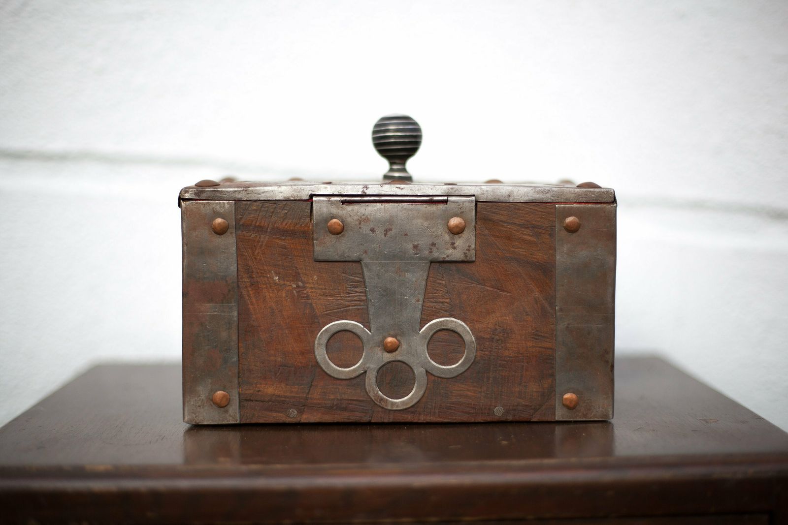 Old Mauritanian Box, Mauritania Tuareg Wooden Chest With Worked Metal And Copper Frame, Collection, Rare photo vinterior