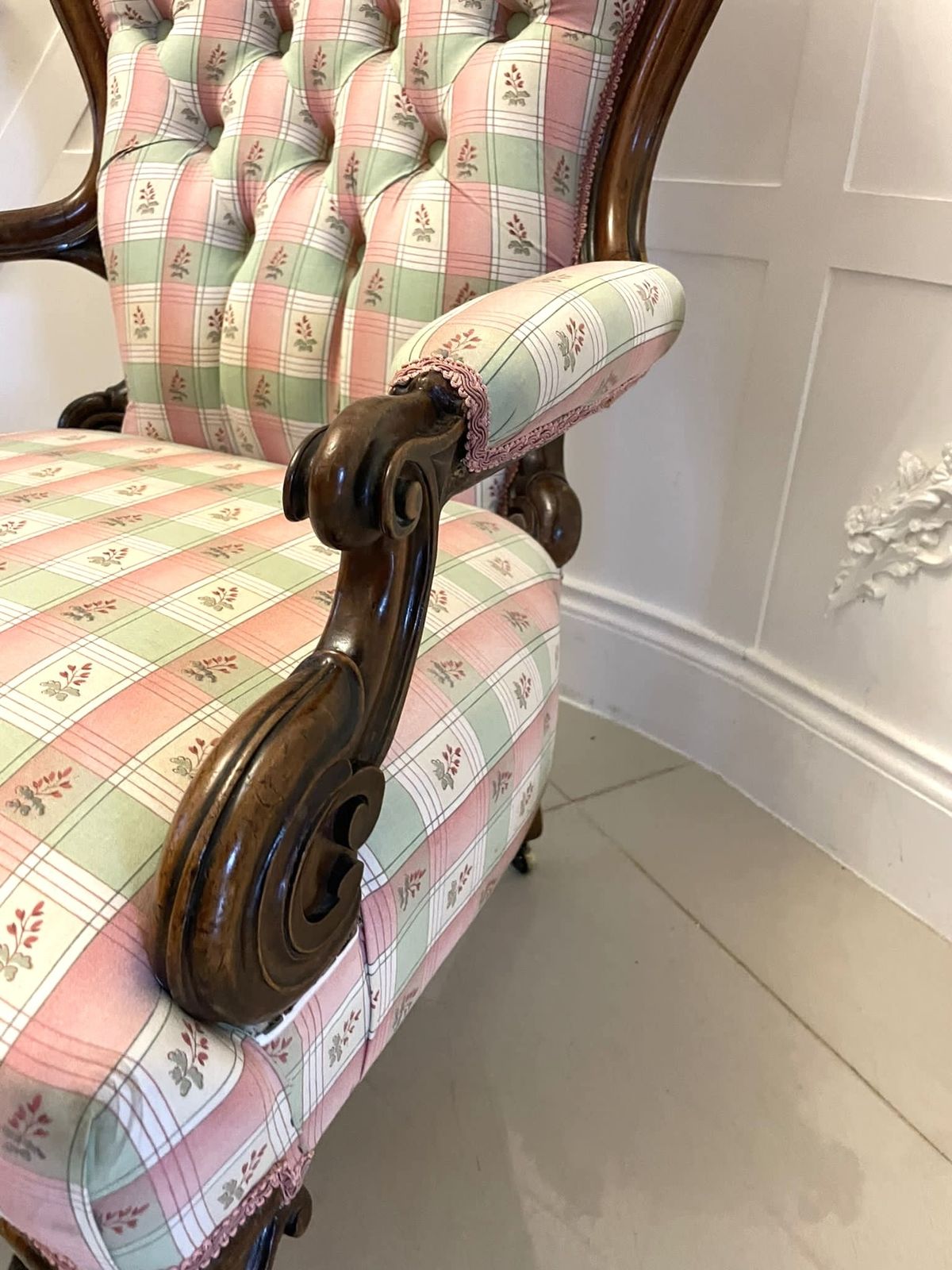 photo vinterior Antique 19th Century Quality Carved Walnut Armchair