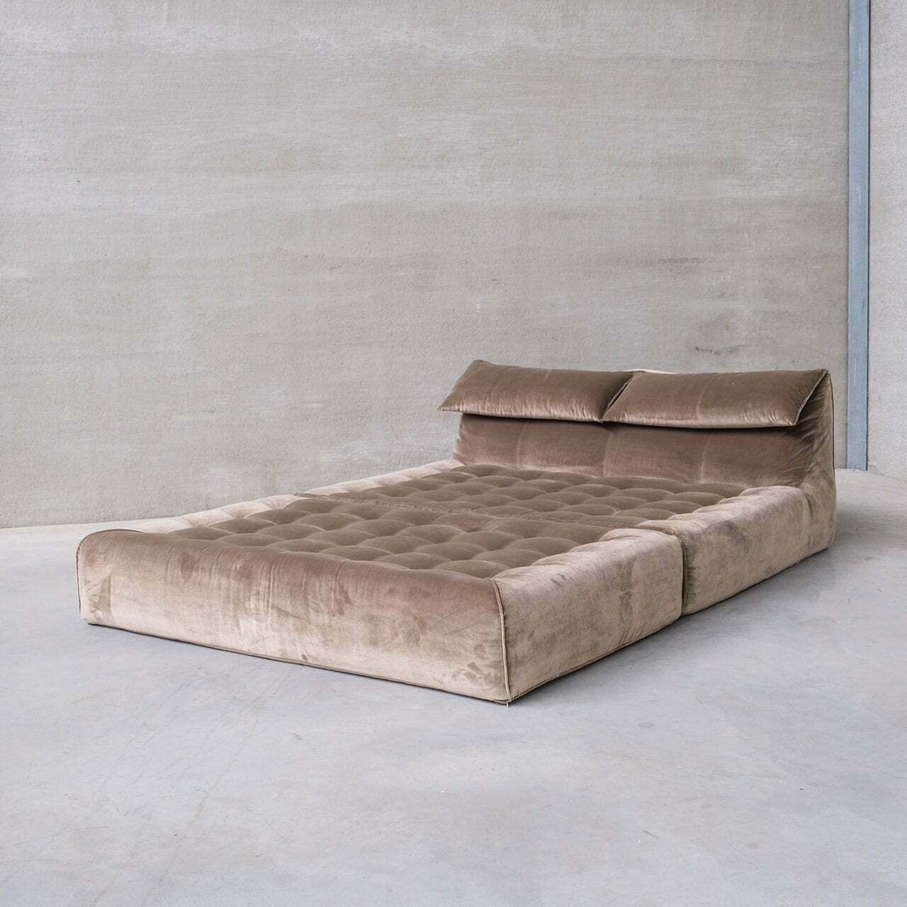 photo vintage Original Mid Century Italian Mario Bellini 'Le Bambole' Bed Or Day Bed