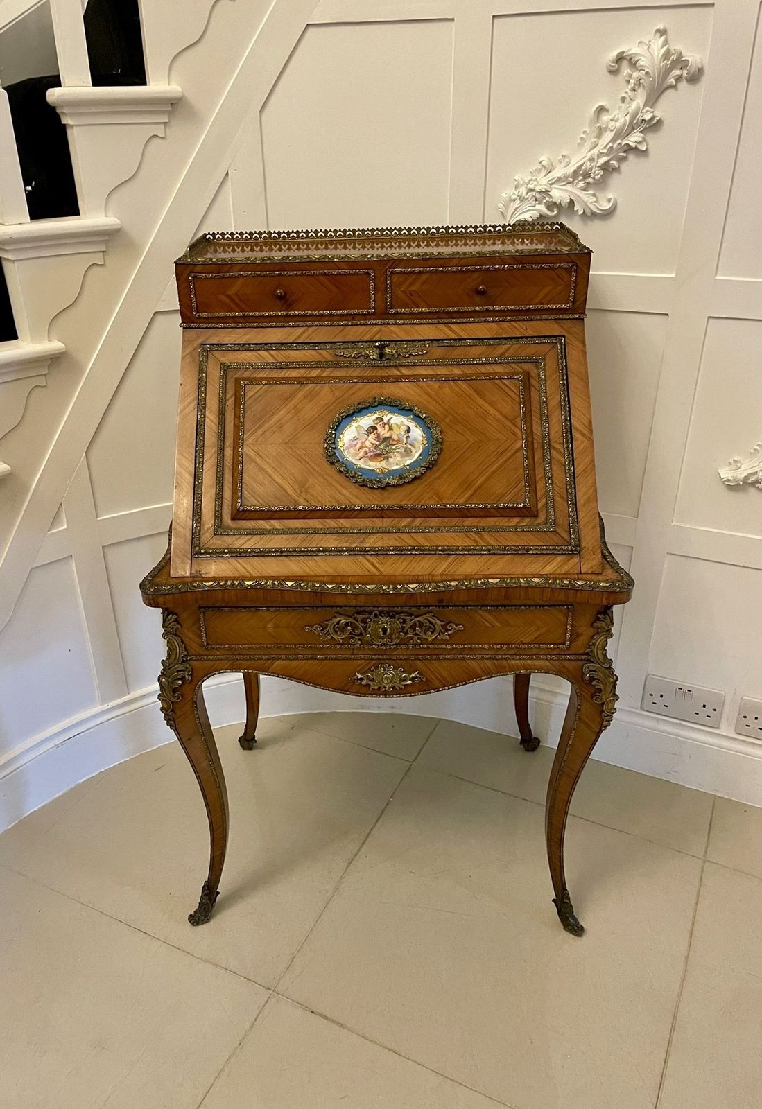 photo vintage Fine Quality French Antique 19th Century Kingwood And Ormolu Mounted Bureau