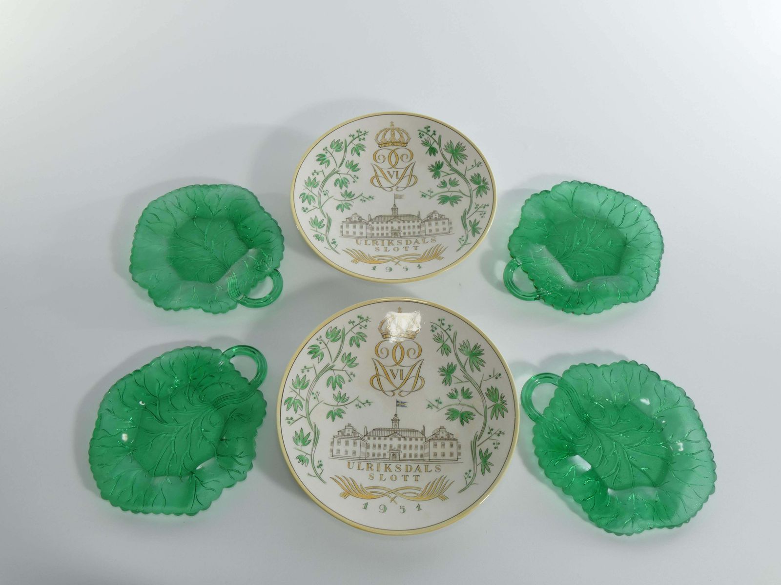 photo vintage Swedish Grace Plates With Ulriksdal Palace In Yellow And Green By Gefle 1951