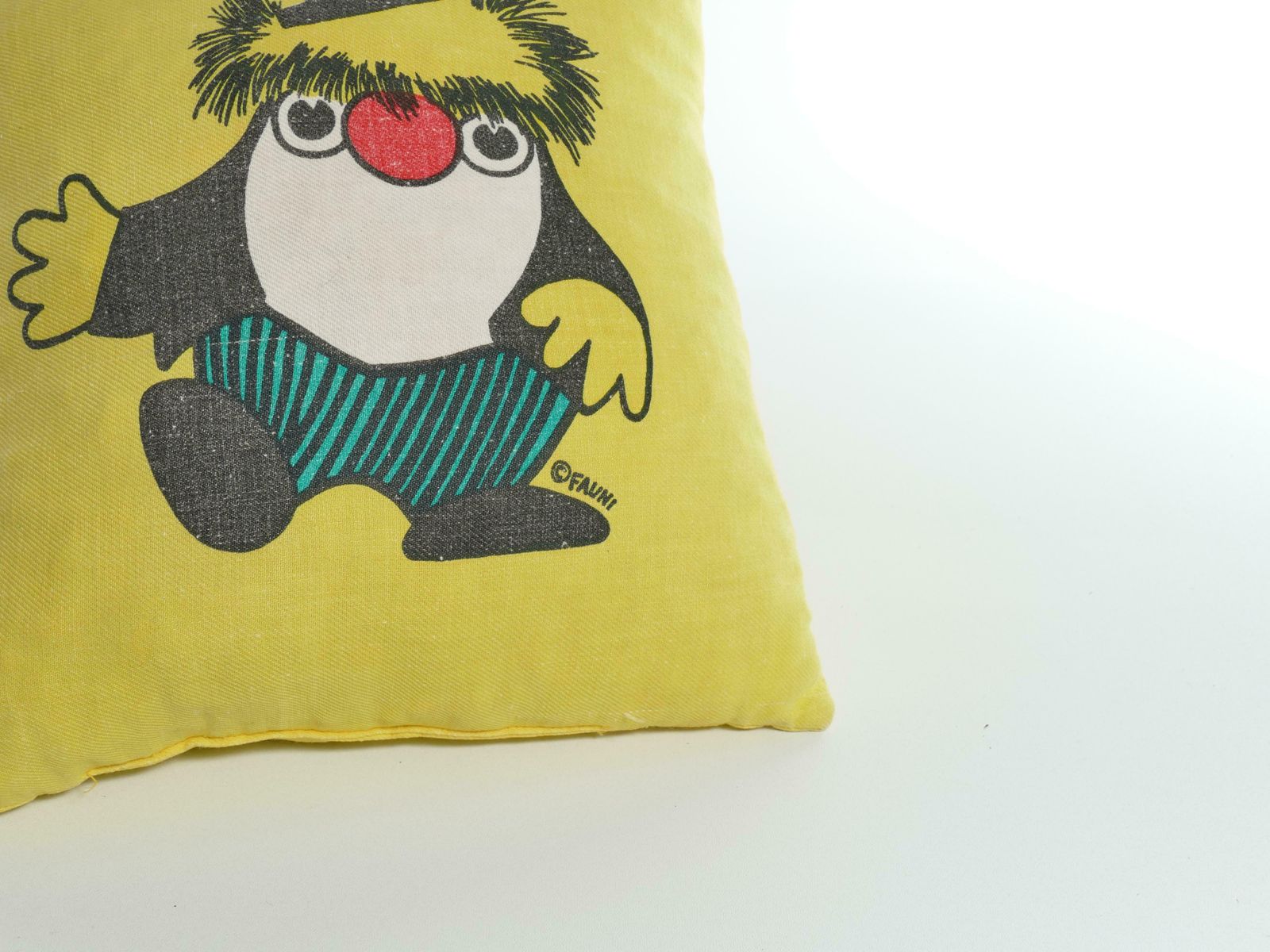 photo vintage 1970’s Atelier Fauni Yellow Pillow Depicting Mr Edward The Business Troll