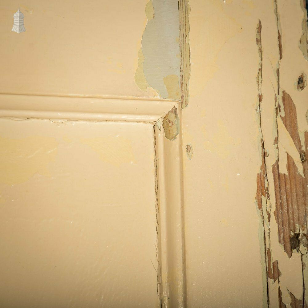 photo vintage Pine Panelled Door, 4 Panel Cracked White Paint Finish