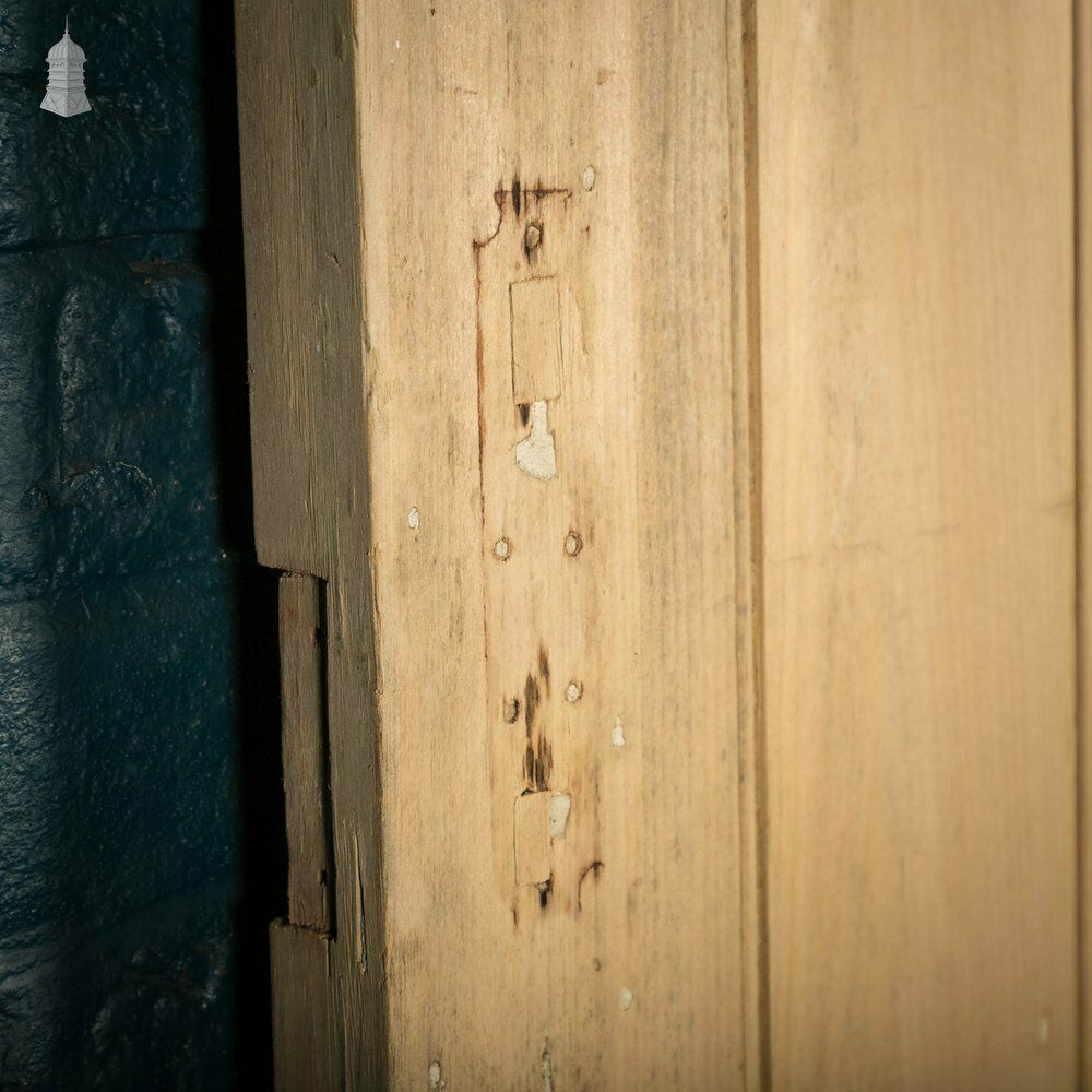 photo vinterior Pine Panelled Door, Moulded 2 Panel And Beadboard Plank