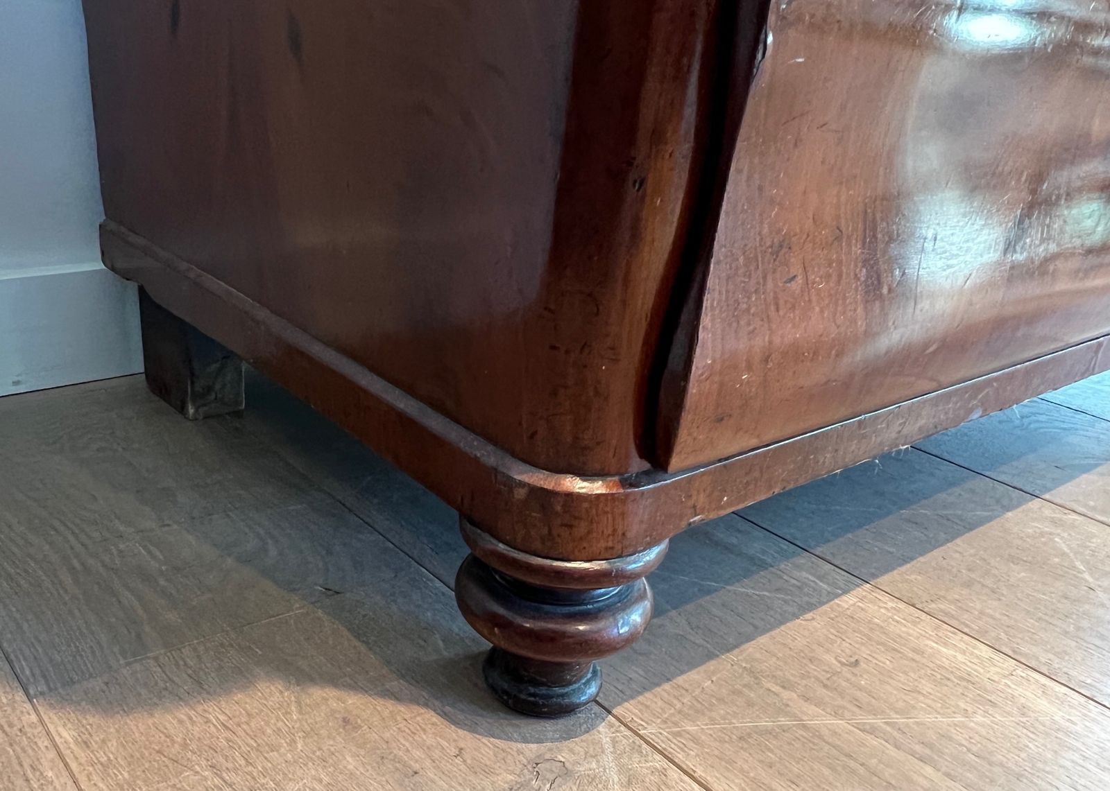 photo vintage Louis Philippe Chest Of Drawers In Flamed Mahogany